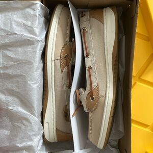 New in box Sperrys